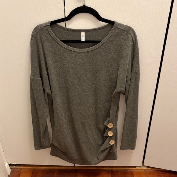Yincra Tops - Cozy Gray Long-Sleeve Crewneck Top with Side Button Detail size L